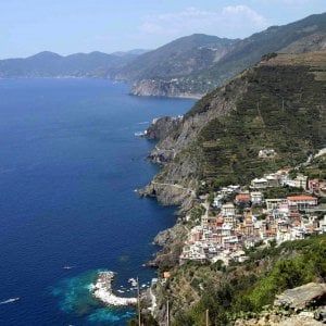Una nuova ciclabile e una barca elettrica per le Cinque Terre