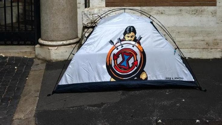 La protesta di Spin Time, presidio ad oltranza: “Ce ne andremo quando tutti avranno un alloggio”