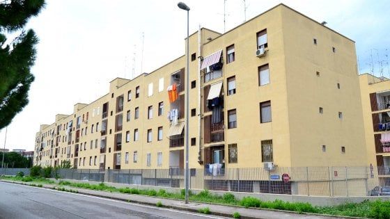 Bari, il pasticciaccio degli inquilini abusivi al San Paolo: "Ma per la burocrazia siamo in regola"