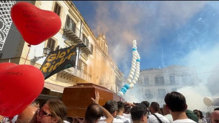 L’addio al rider del Capo, l’omelia del sacerdote sulla sicurezza nel lavoro