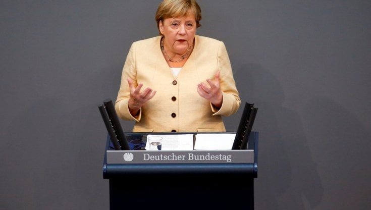 Germania, Merkel attacca Scholz: "Nessuno ha fatto da cavia"