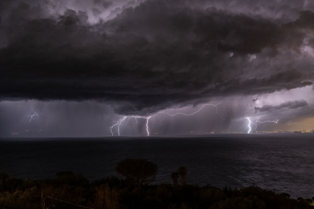 Da Capri vista sulla tempesta: fulmini e saette sul golfo