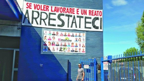 Trezzano, gli operai Rimaflow contro la chiusura della fabbrica occupata: "Il lavoro è dignità, combatteremo"