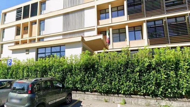 Varese, giocano con il coltello a scuola: uno studente ferito al pollice, l'altro in Questura
