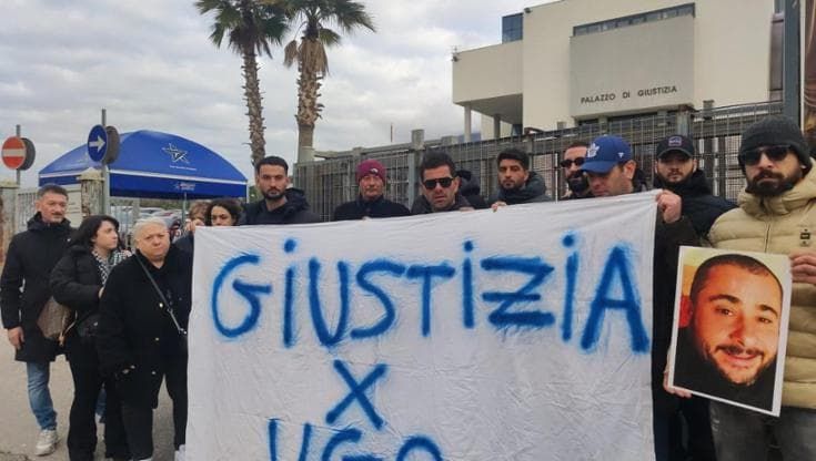 Pescatore morì folgorato a Vico Equense, la mamma davanti al tribunale: "Giustizia per Ugo"