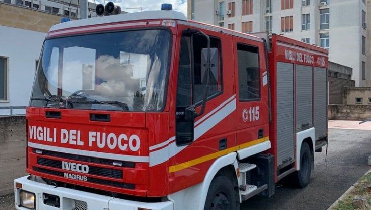 Guardia giurata si lancia tra le fiamme e spegne un incendio nell'ospedale di Copertino. I vigili del fuoco: "Ha salvato tutti"