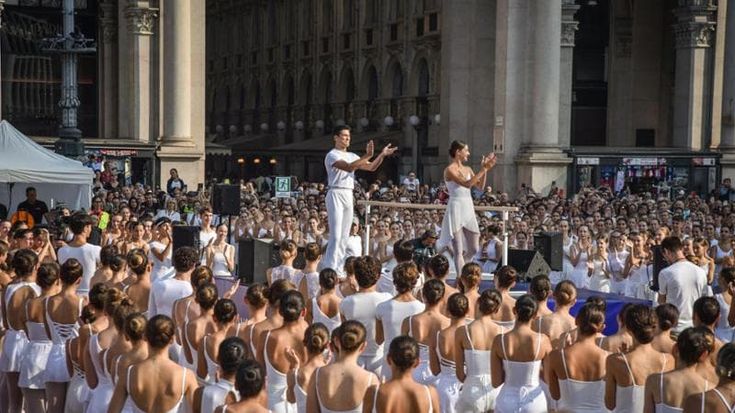 Per OnDance di Roberto Bolle 2.300 danzatori in bianco in piazza Duomo. Il sottosegretario Mazzi: “Dal prossimo anno due nuovi corpi di ballo”