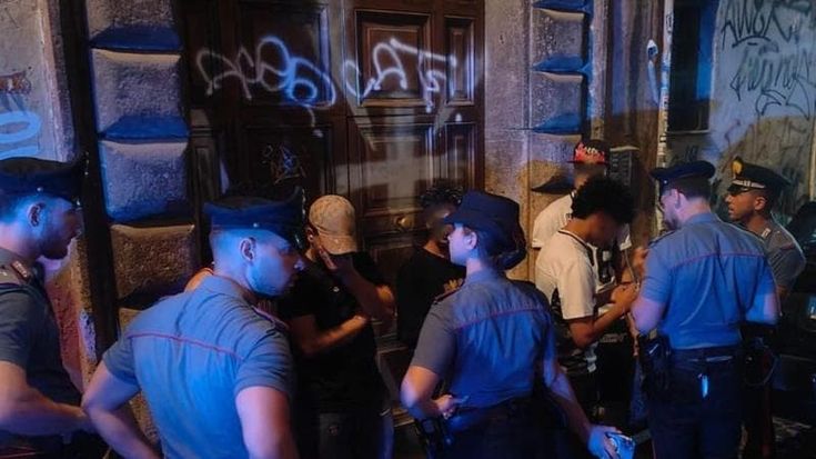 “Dacci i soldi o ti buchiamo”. La gang di Trastevere picchia e rapina un militare dell’Aeronautica