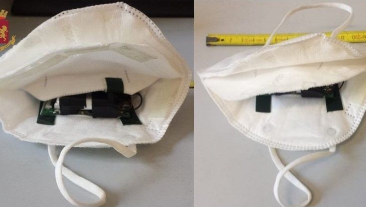 La microcamera dietro la mascherina per passare il test della patente