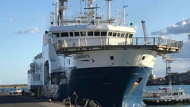 Migranti, sbarcati in 73 dalla Geo Barents nel porto di Ancona: "Inutili 5 giorni di sofferenze per il mare grosso"