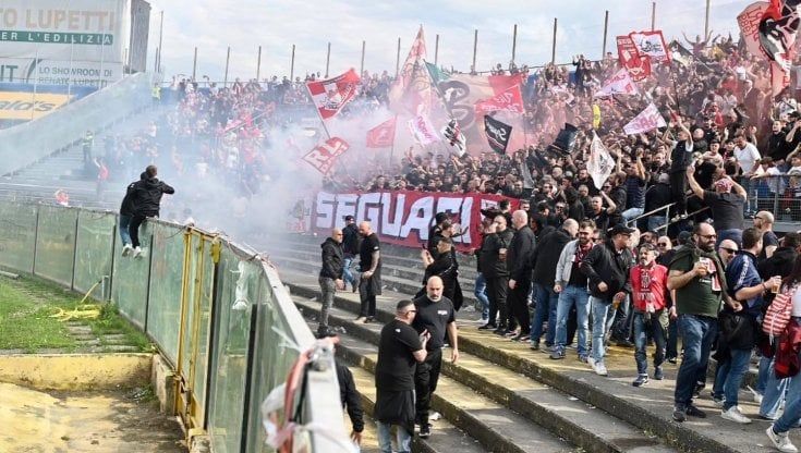 Calcio, il Bari supera il Pisa 2-1 e consolida il terzo posto: decisivo un rigore di Antenucci al 90'