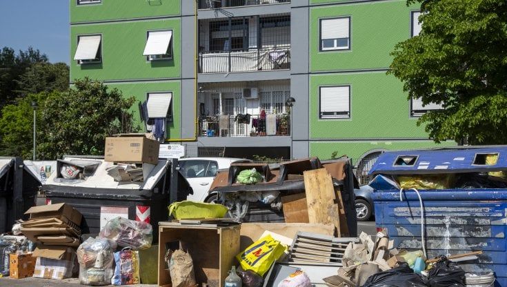 Anche i rifiuti rincarano: dalla Tari un conto medio di 325 euro. Ecco i costi nei comuni