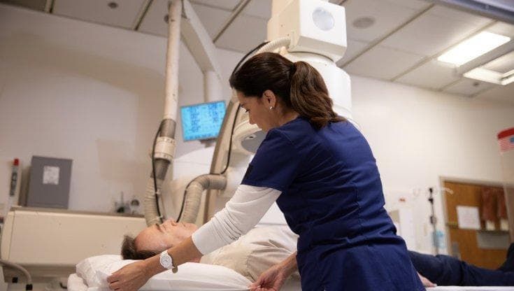 Tumori, i giovani si ammalano di più: colpa dell'età biologica