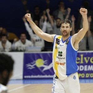 Basket, serie A: Capo d'Orlando mette la sesta, Sassari piegata in rimonta
