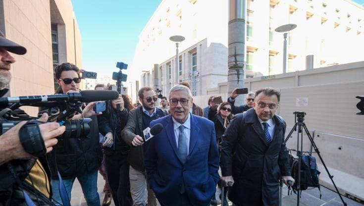 Totò Cuffaro non risponde alle domande del giudice. I legali: “L’intercettazione sui soldi è errata”