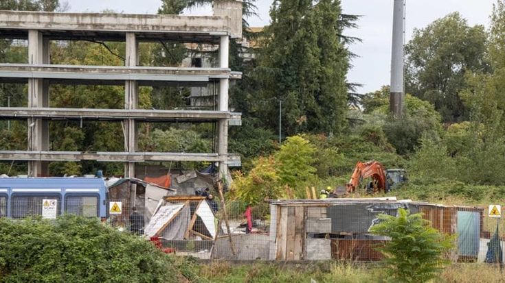 Tor Sapienza, dopo lo sgombero arrivano le ruspe: parte la demolizione del “ghetto” di via Tallone