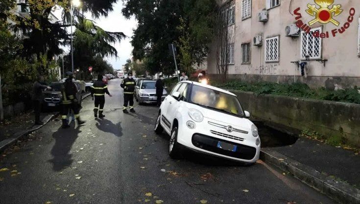 Guidonia, si apre voragine profonda 10 metri, auto ci finisce dentro