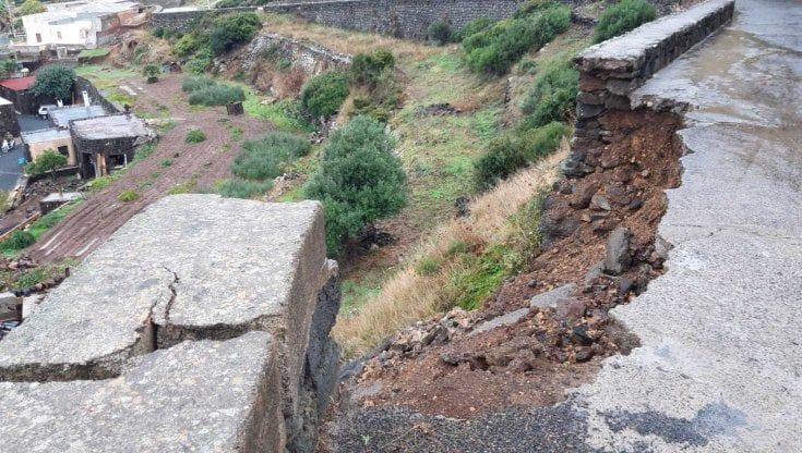 Pantelleria, frana il costone d'ingresso al cimitero. Niente visite da tre mesi