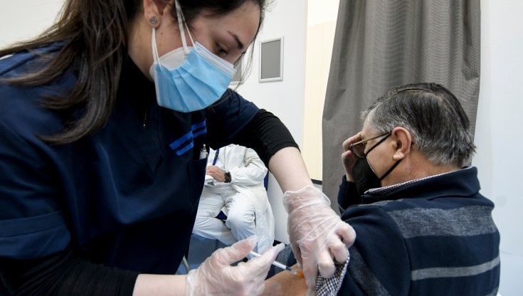 Vaccino over 70, come si fa in Piemonte: dove iscriversi e  chi passa prima, ecco domande e risposte