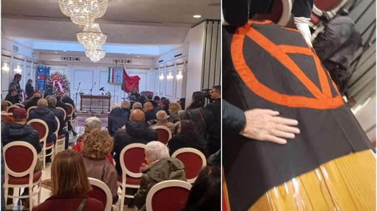 Funerali di Licia Pinelli, la bandiera anarchica sopra il feretro: i presenti all’ultimo saluto
