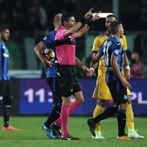 Il Var usato così ridicolizza il calcio