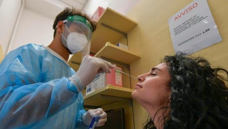 Covid, la scoperta svedese: chi guarisce e si vaccina ha più anticorpi nel naso che nel sangue