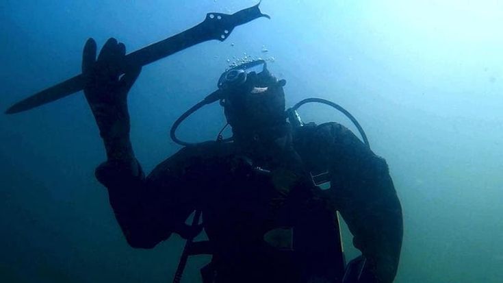 Lago di Mezzano, ritrovata una spada in bronzo di 3000 anni fa: era nascosta nel villaggio sommerso