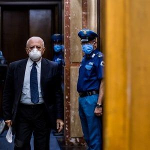 Fase 2, De Luca: "Riaprire ma per non chiudere più"