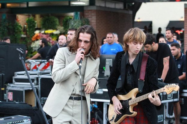 Milano, mini-live a sorpresa per i Maneskin: musica e selfie in piazza XXIV Maggio