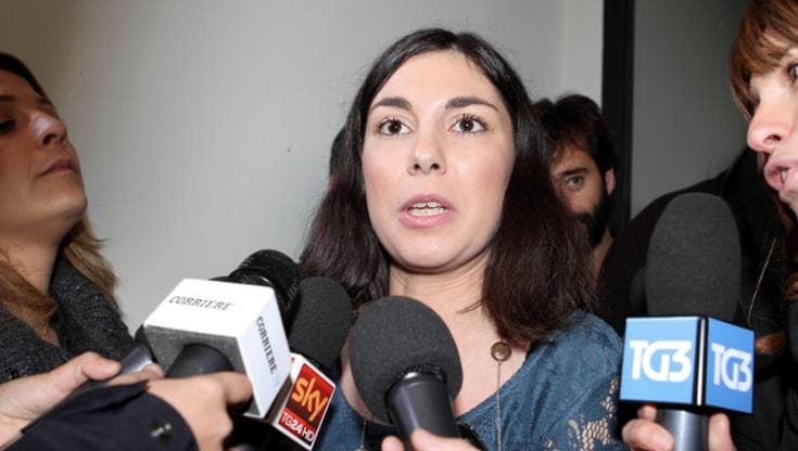 Giulia Sarti, le foto rubate nel 2013 ripostate sul sito sessista. “Leggi contro questa violenza”