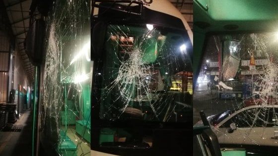 Vandali in azione a Milano: finestrini del tram spaccati a colpi di pietre