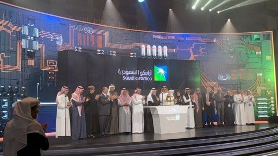 Aramco vola in Borsa al debutto, la compagnia petrolifera saudita vale quasi quanto il Pil italiano