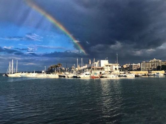 Bari, l'arcobaleno sul lungomare squarcia il cielo: da un lato le nubi, dall'altro il sereno