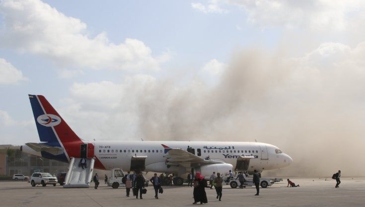 Yemen, attacco all'aeroporto: almeno 22 morti e decine di feriti