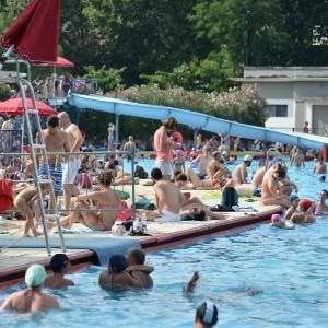 Milano, weekend di caldo estivo: assalto alle piscine con più di 16mila ingressi