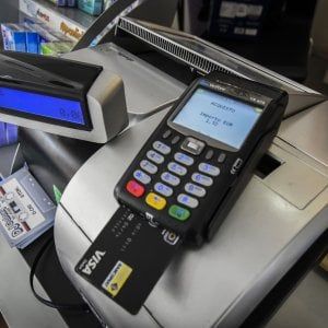 Micropagamenti con il Pos più facili: arriva un tetto alle commissioni