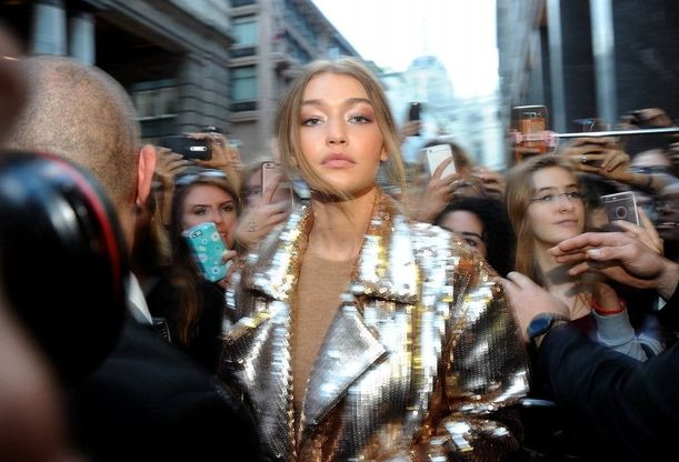 Gigi Hadid a Milano, per la stella di Instagram una maratona di selfie