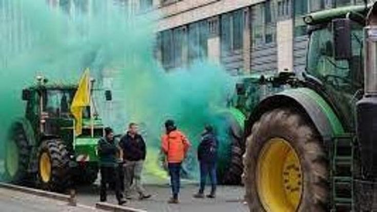 I trattori tornano a protestare, 250 in piazza a Bruxelles e la polizia lancia i lacrimogeni
