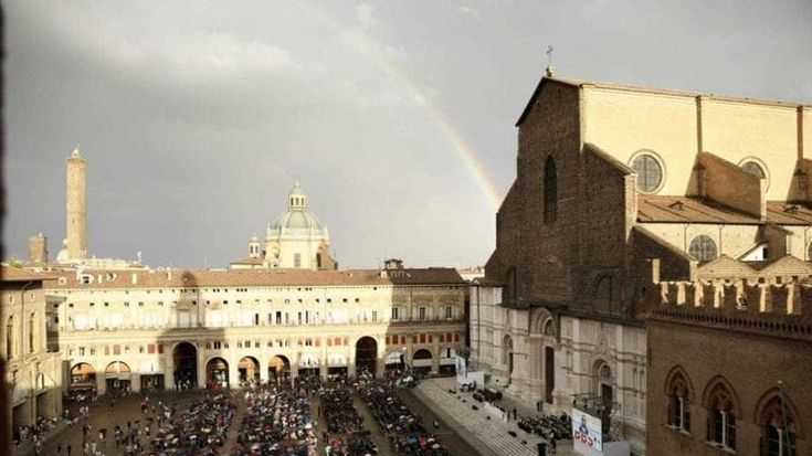 Scuola, casa e welfare: 1500 euro non bastano più per vivere a Bologna, con quel reddito si è poveri. “Il benessere si autoalimenta e fa crescere le diseguaglianze”