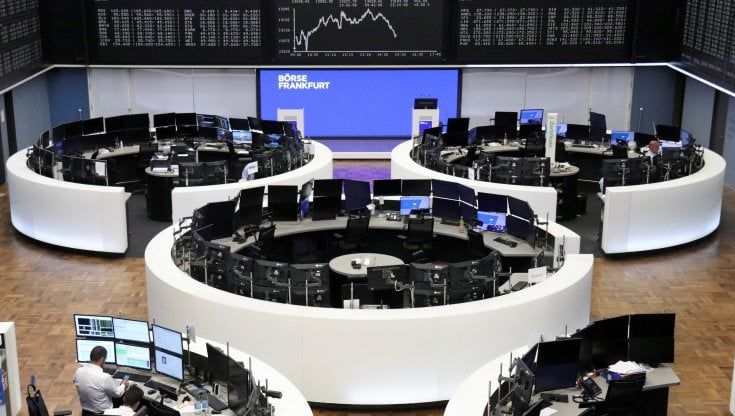 La crisi delle Borse: la peggiore settimana dal 2020, effetto banche centrali sui listini 