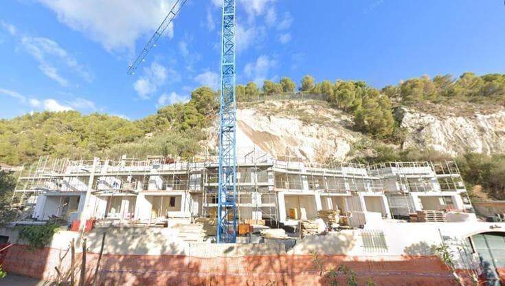 Varigotti, i box della nuova palazzina sono abusivi. I giudici: “Vanno demoliti non basta murarli”