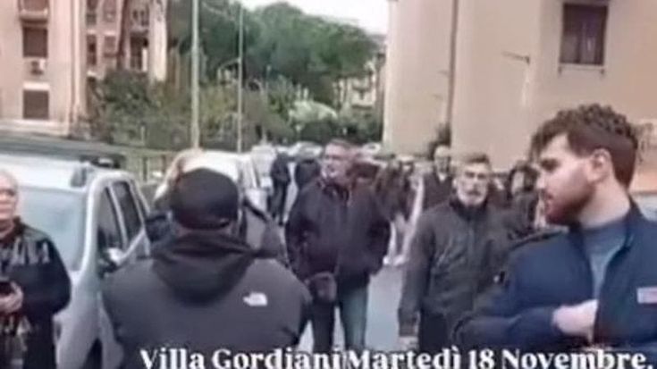 Rivolta anti-rom a Villa Gordiani, l’ultradestra nega a una famiglia l’ingresso nella casa popolare