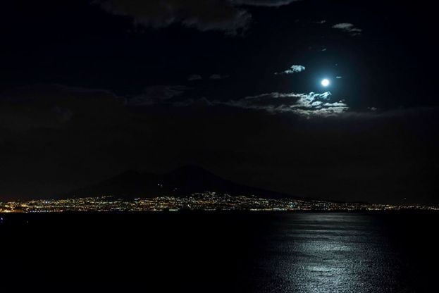 Quiete dopo la tempesta, la luna sul golfo di Napoli