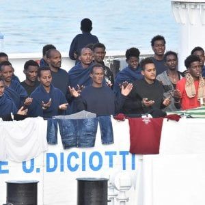 Scontro Saviano-Salvini. Lo scrittore: "Ministro, viola la Costituzione. Salgano i parlamentari a bordo". Il vicepremier: "Tornano le fesserie"