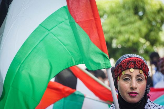 A Napoli il corteo del 25 aprile ha i colori e i volti di tutto il mondo