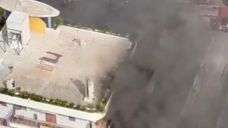 Camion con bombole di gas a bordo prende fuoco, evacuato condominio a Ruvo: “Intervento complesso”