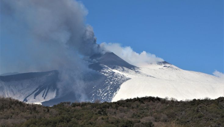Catania, cenere e neve, l'Etna in bianco e nero