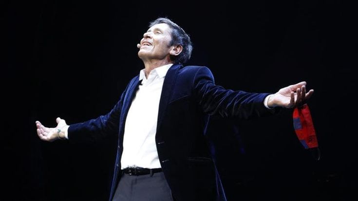 Gli 80 anni di Gianni Morandi: regali, amici e a Lisbona per il Bologna. “Spero di non rimbambirmi”