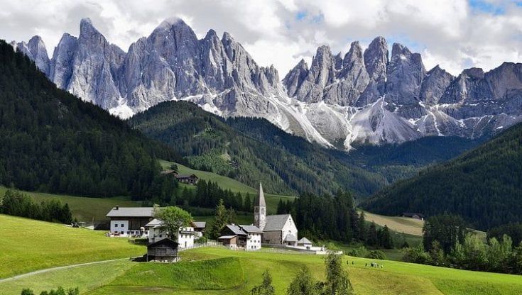 Combattere lo spopolamento con la solidarietà: i villaggi alpini ripartono dall'innovazione sociale