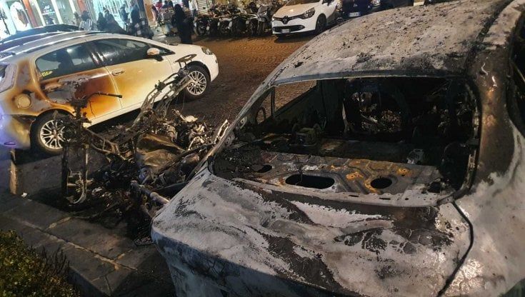 Napoli, in piazzetta Carolina scene di guerra: a fuoco moto, auto e taxi